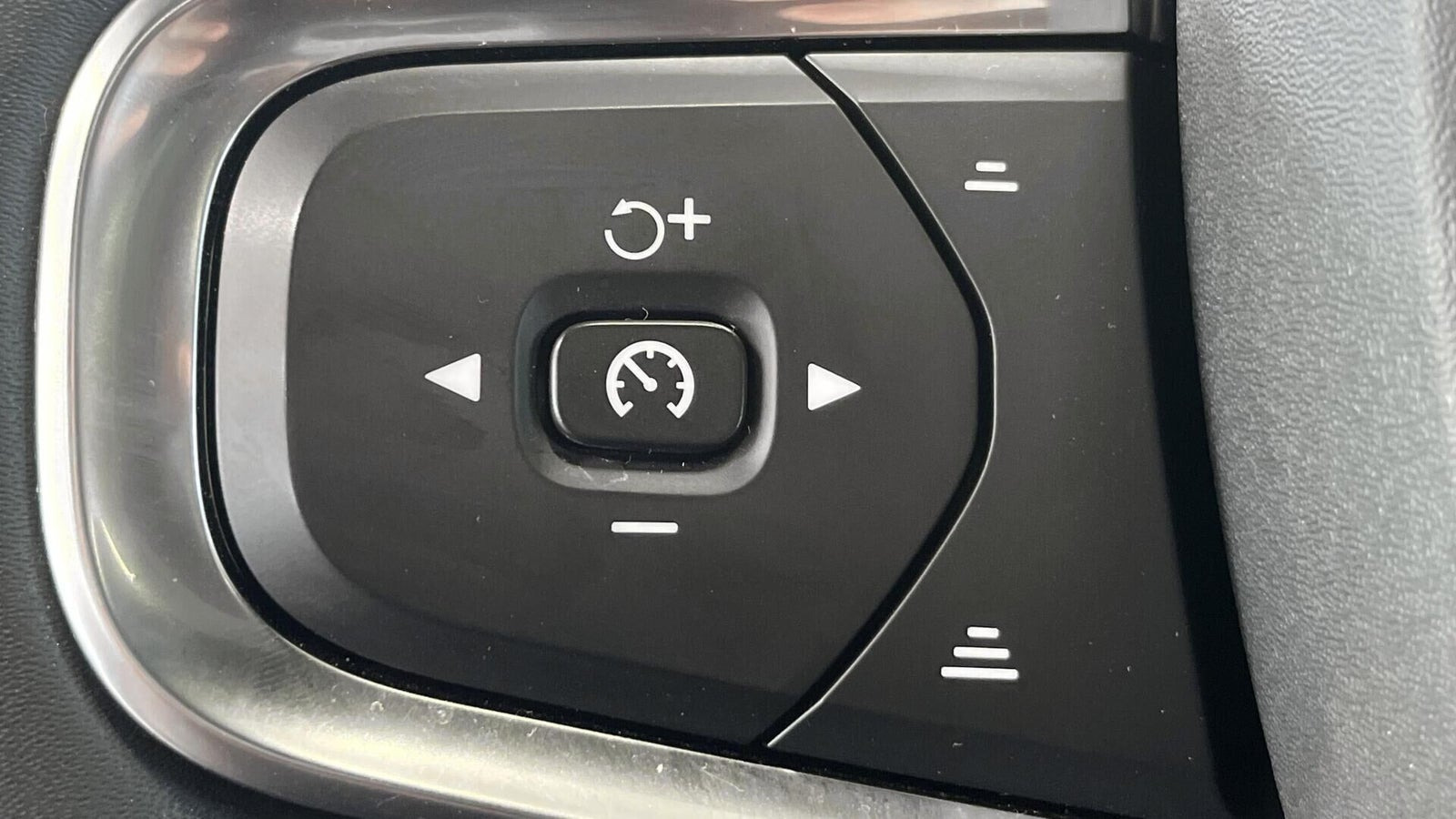 Grøn Volvo XC40 fra 2023