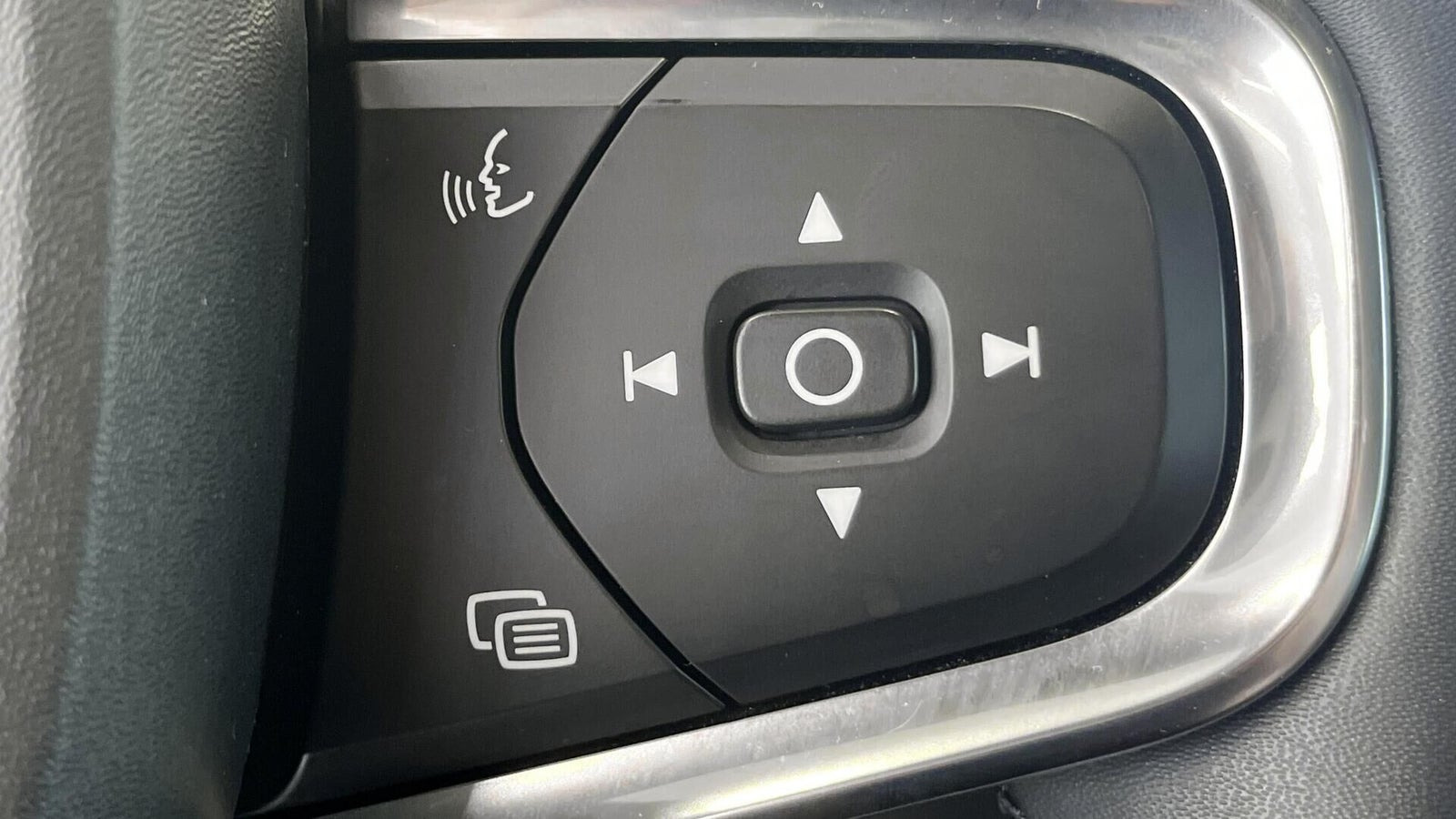 Grøn Volvo XC40 fra 2023