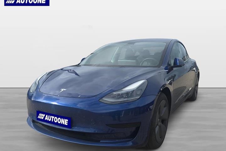 Blå Tesla Model 3 fra 2021