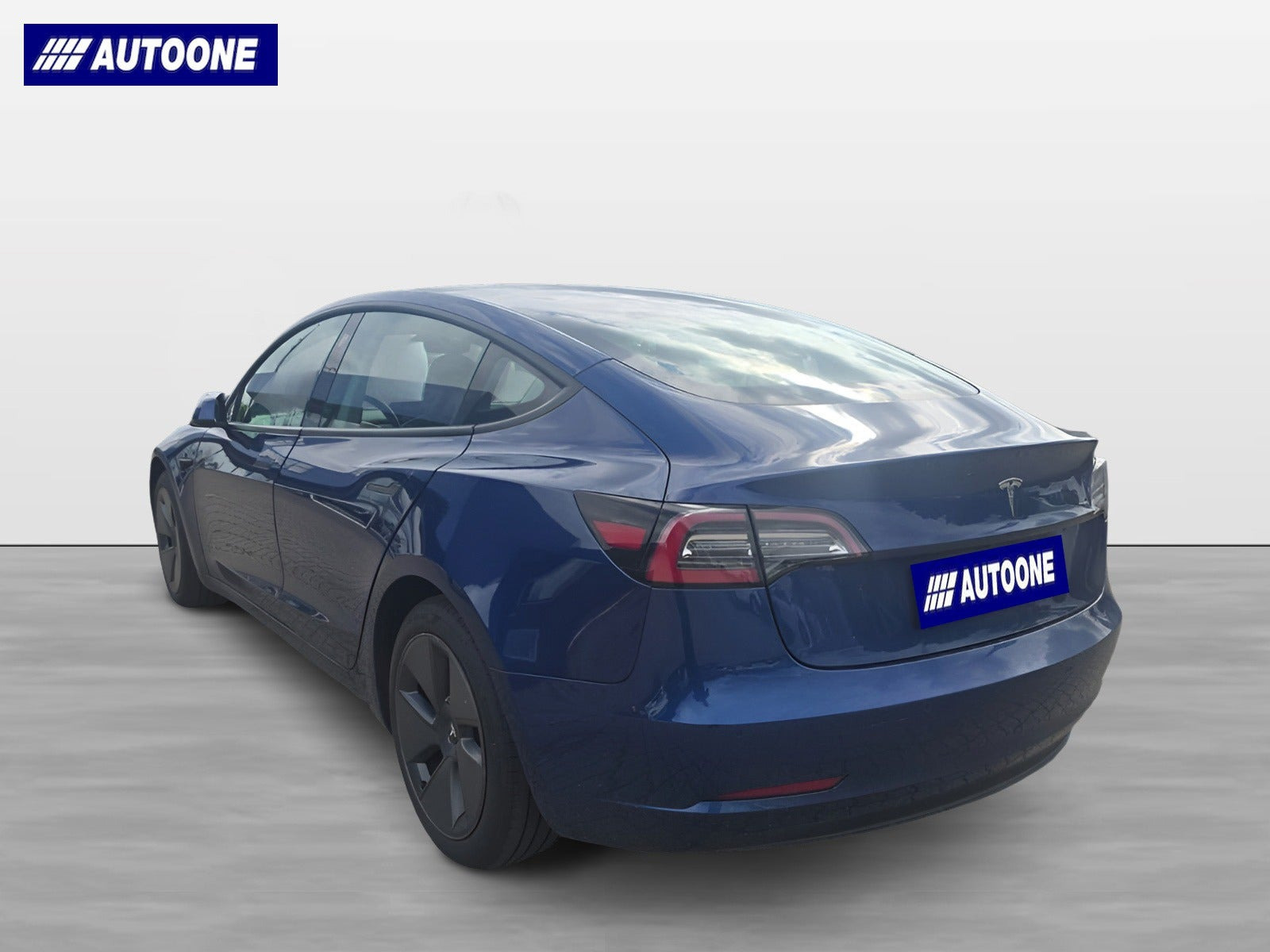 Blå Tesla Model 3 fra 2021