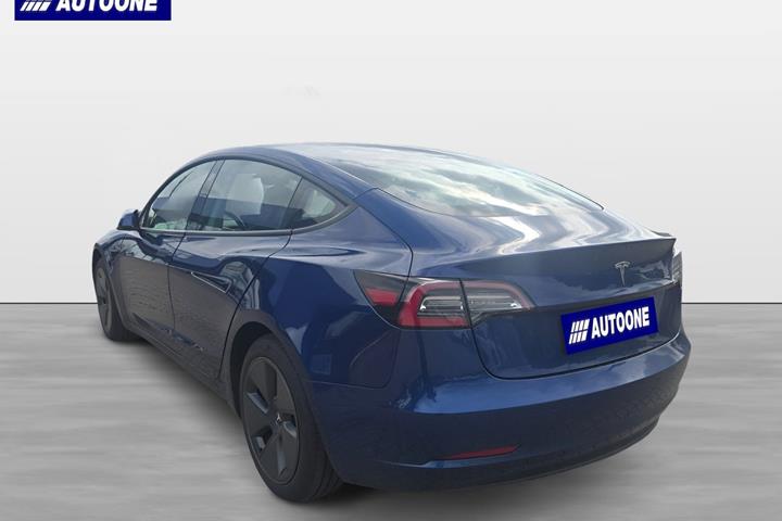 Blå Tesla Model 3 fra 2021