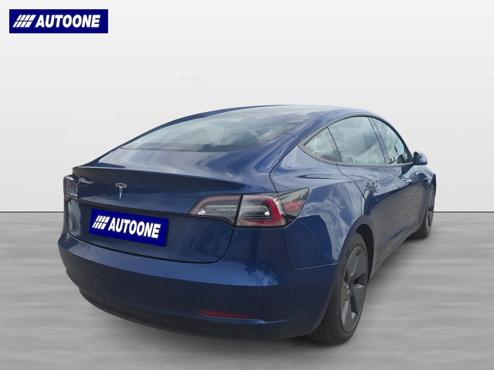 Blå Tesla Model 3 fra 2021