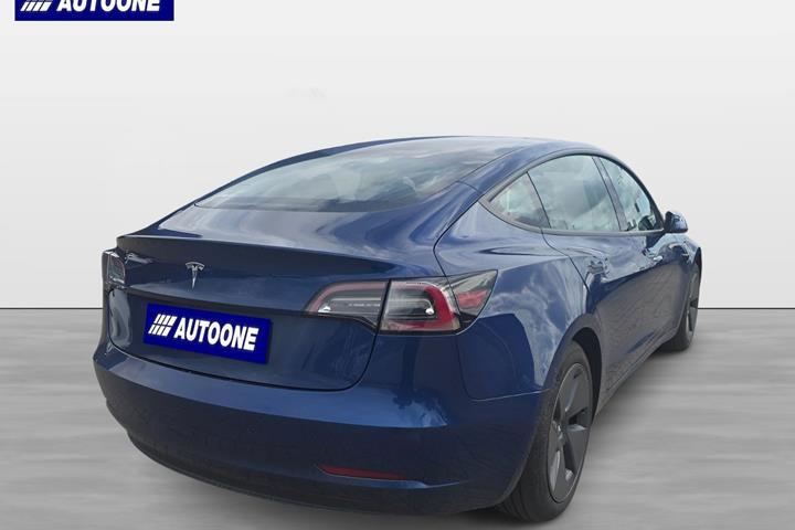 Blå Tesla Model 3 fra 2021