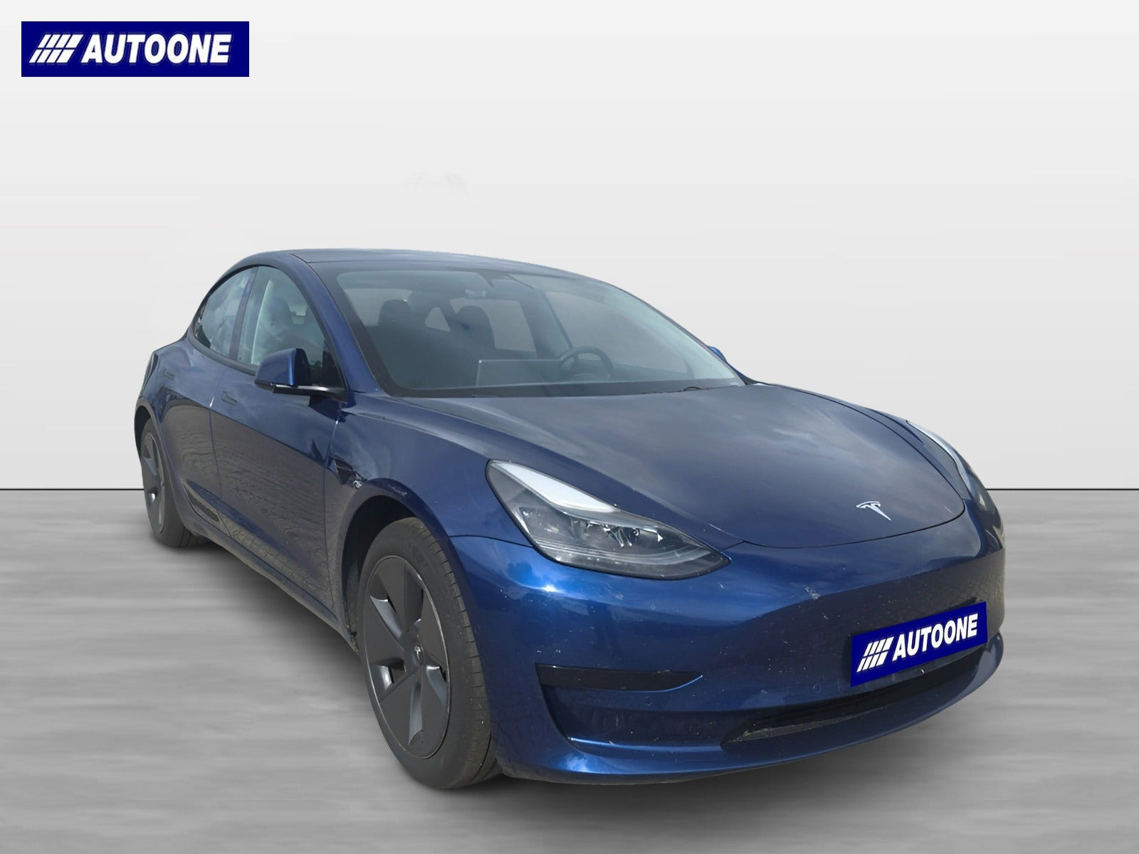 Blå Tesla Model 3 fra 2021