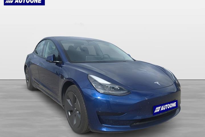 Blå Tesla Model 3 fra 2021