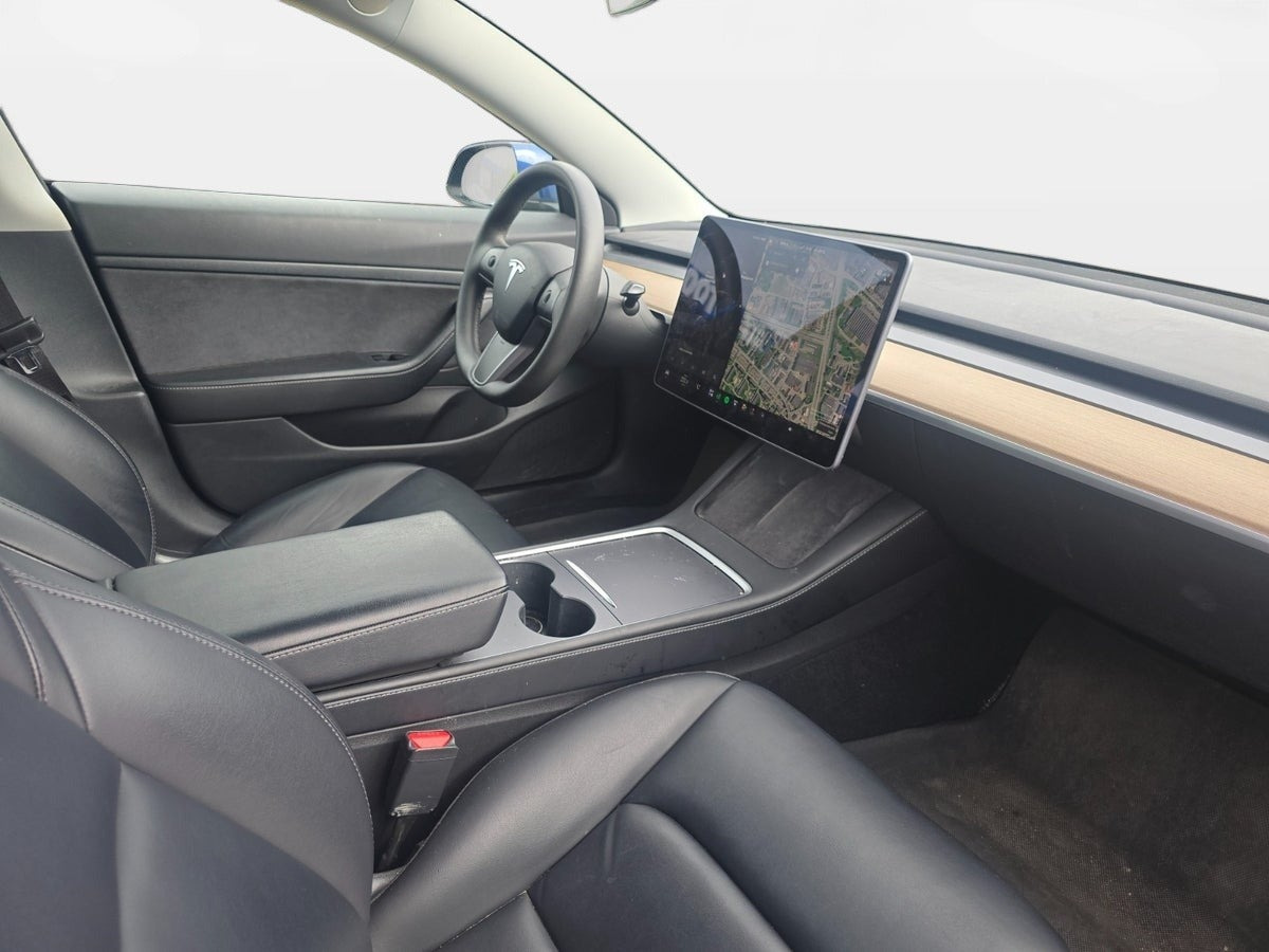 Blå Tesla Model 3 fra 2021