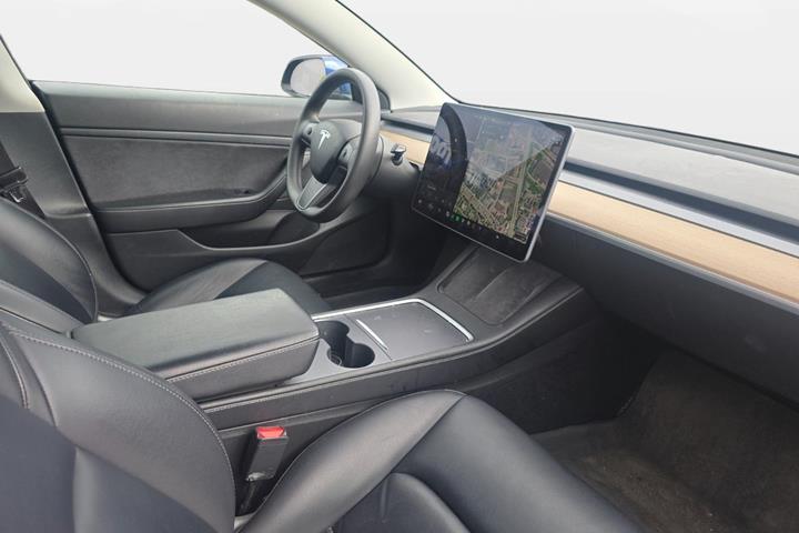 Blå Tesla Model 3 fra 2021