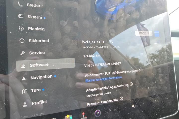 Blå Tesla Model 3 fra 2021