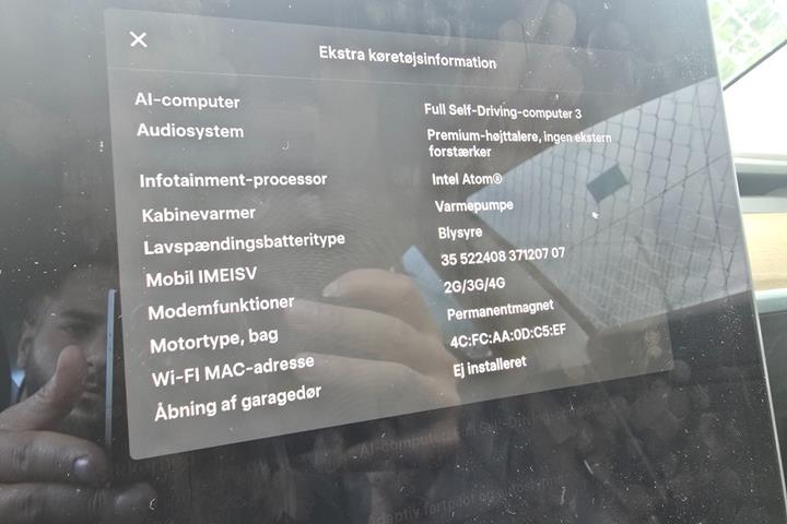 Blå Tesla Model 3 fra 2021