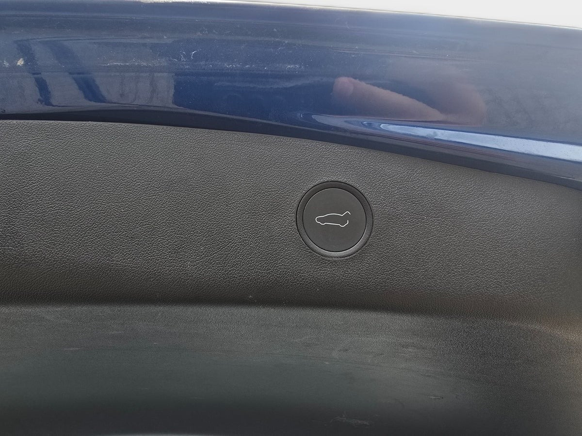 Blå Tesla Model 3 fra 2021
