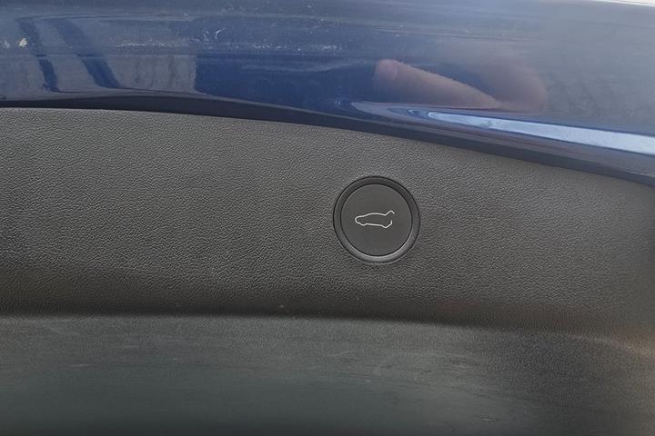Blå Tesla Model 3 fra 2021