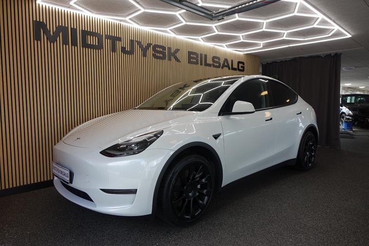 Hvid Tesla Model Y fra 2023