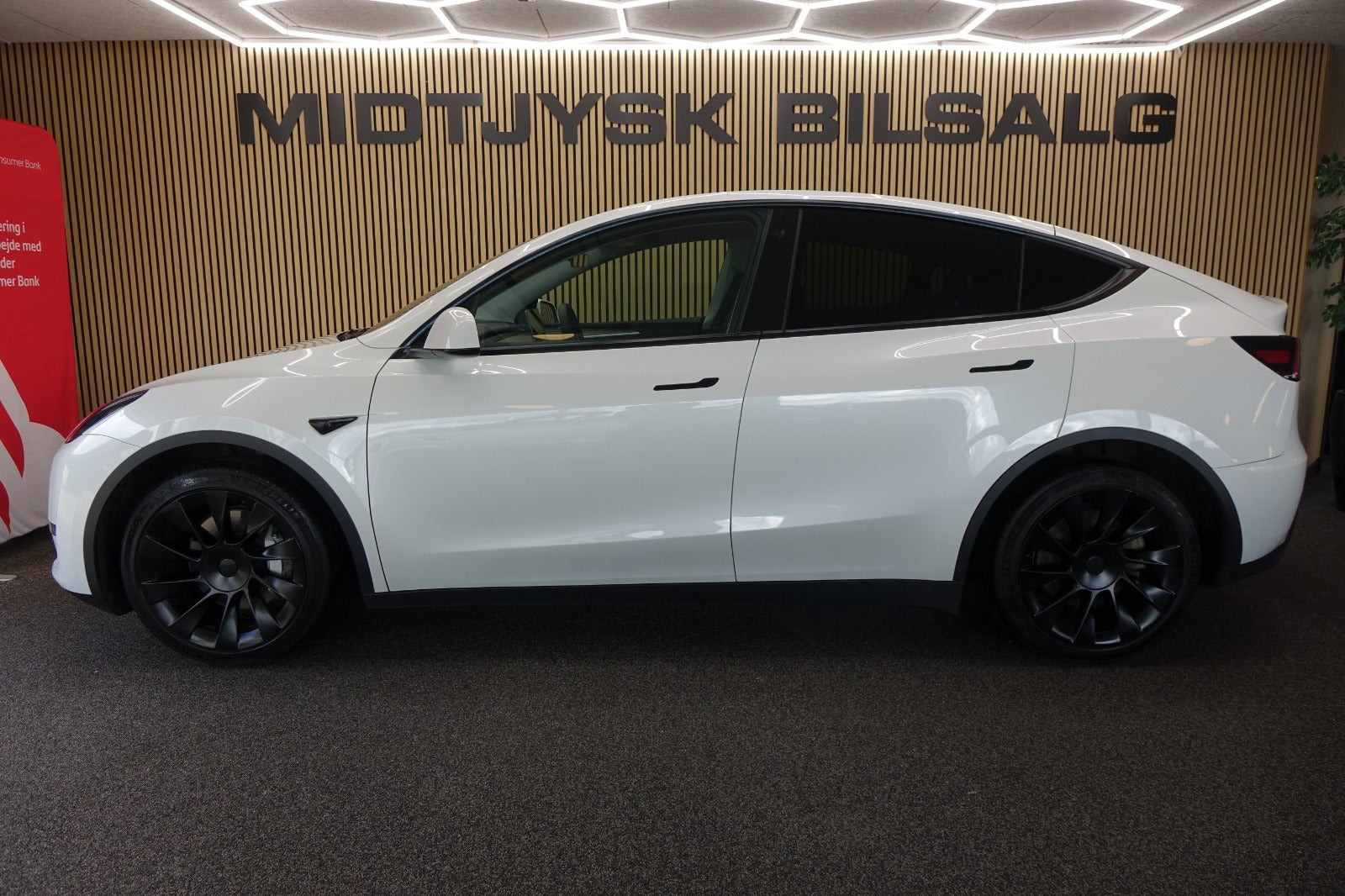 Hvid Tesla Model Y fra 2023