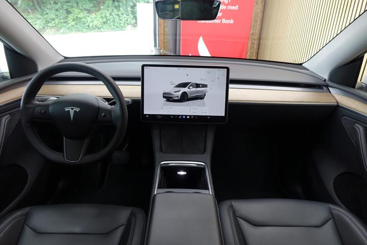 Hvid Tesla Model Y fra 2023