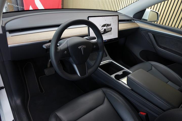 Hvid Tesla Model Y fra 2023