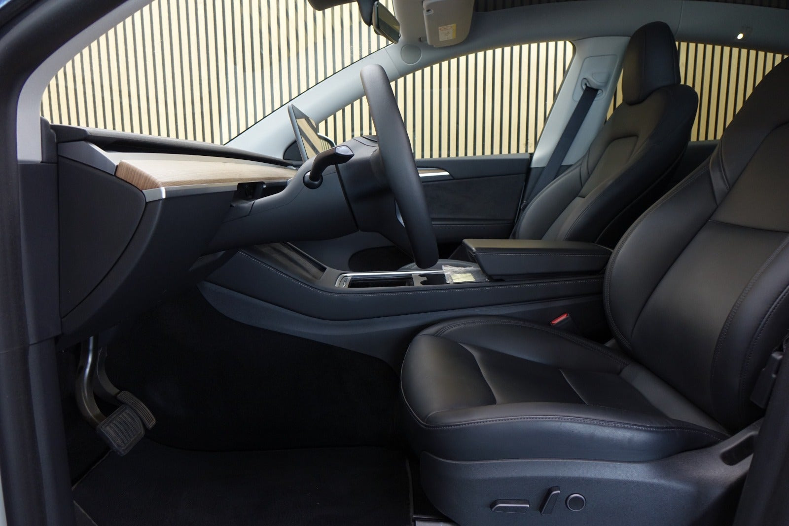 Hvid Tesla Model Y fra 2023