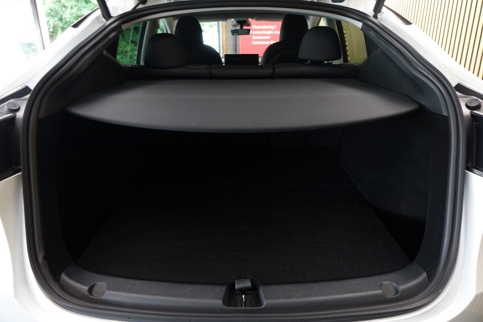 Hvid Tesla Model Y fra 2023