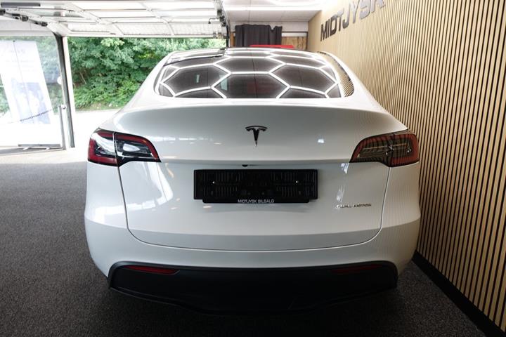 Hvid Tesla Model Y fra 2023