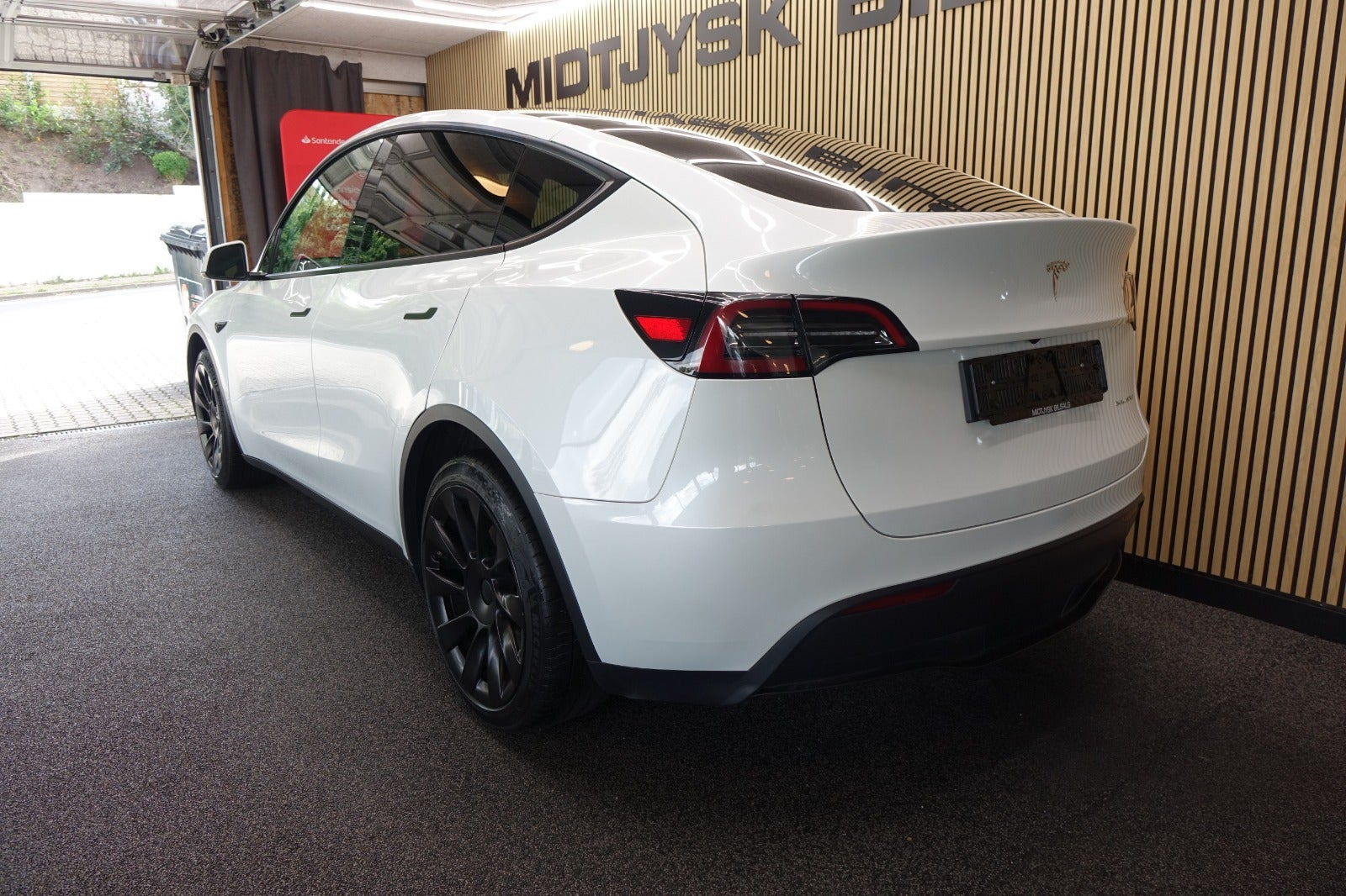 Hvid Tesla Model Y fra 2023