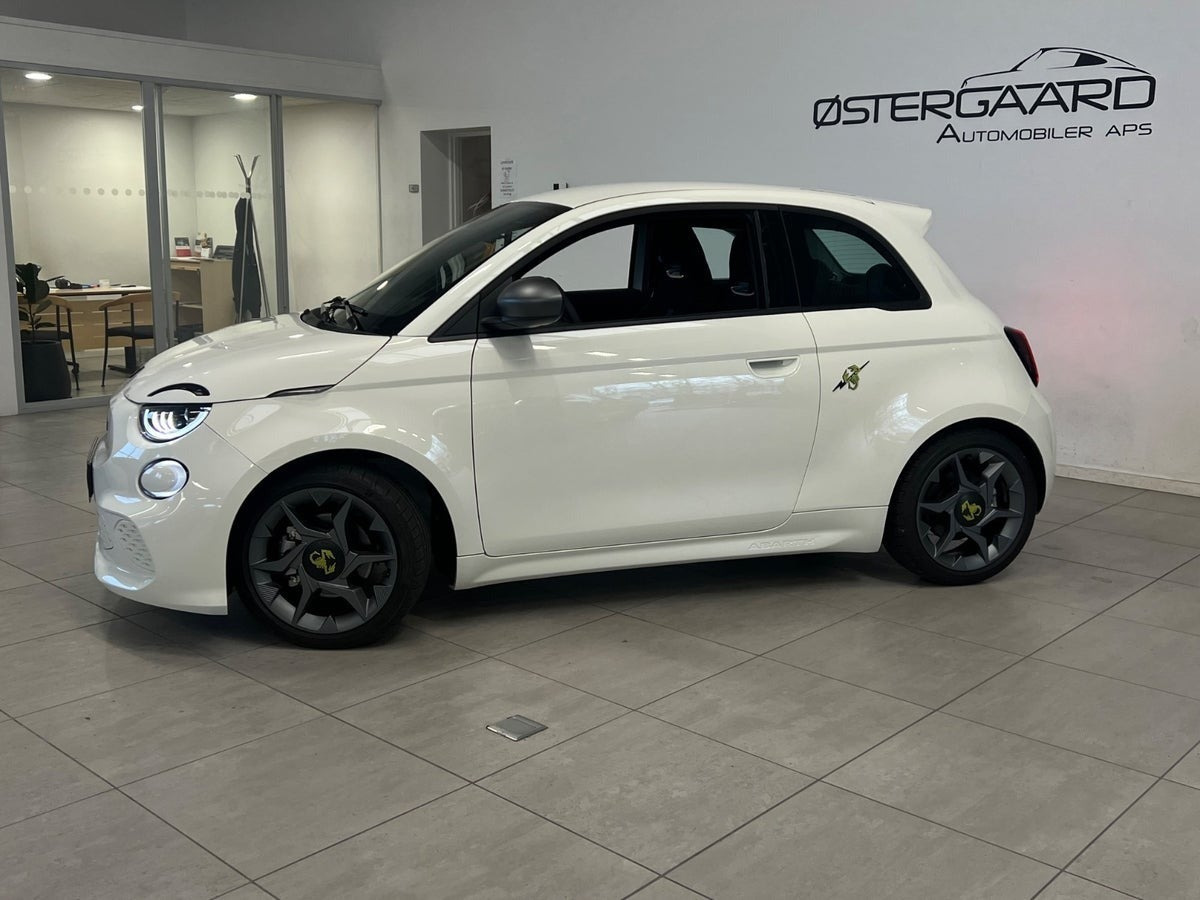 Hvid Abarth 500e fra 2024