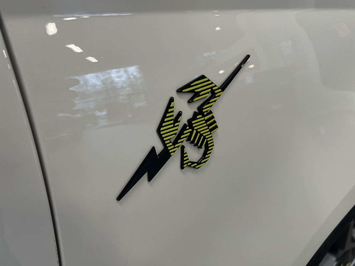 Hvid Abarth 500e fra 2024