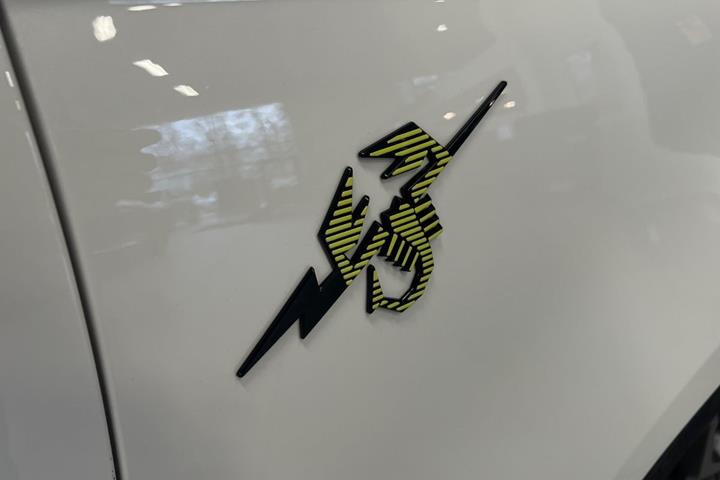 Hvid Abarth 500e fra 2024