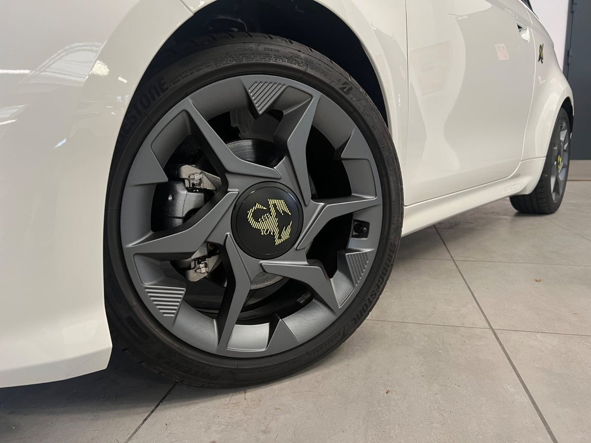 Hvid Abarth 500e fra 2024