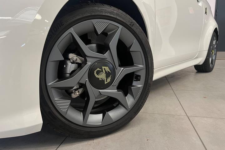 Hvid Abarth 500e fra 2024