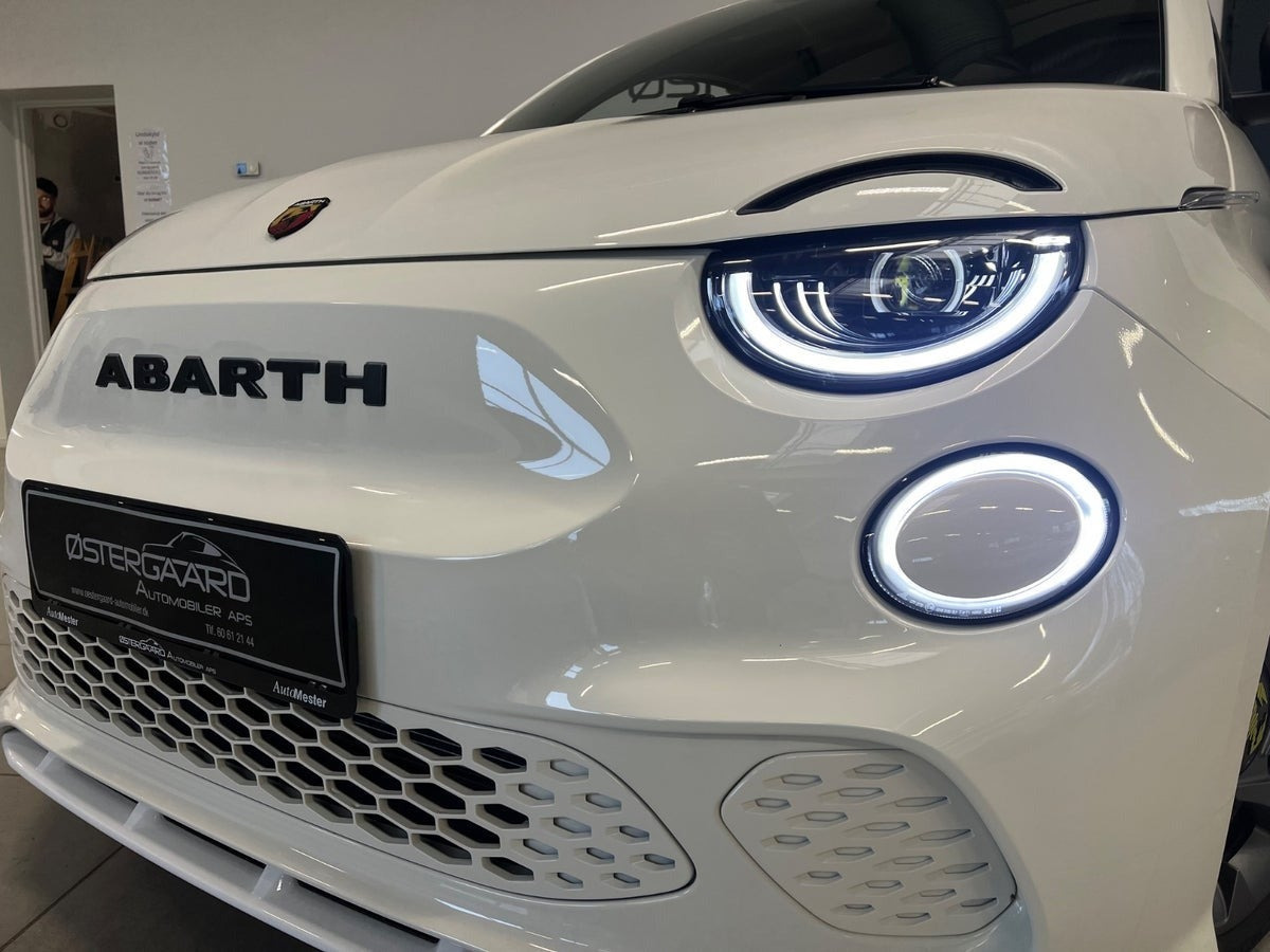 Hvid Abarth 500e fra 2024