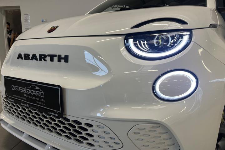 Hvid Abarth 500e fra 2024