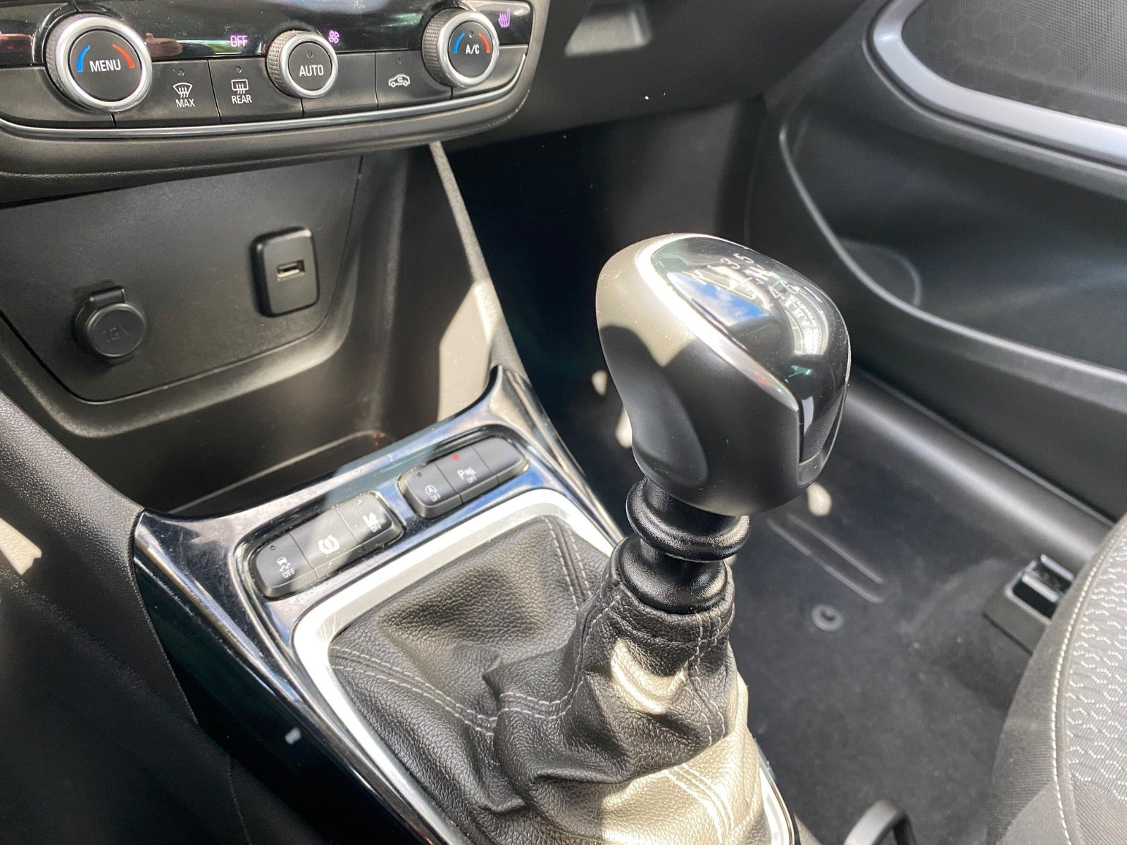 Hvid Opel Crossland X fra 2019