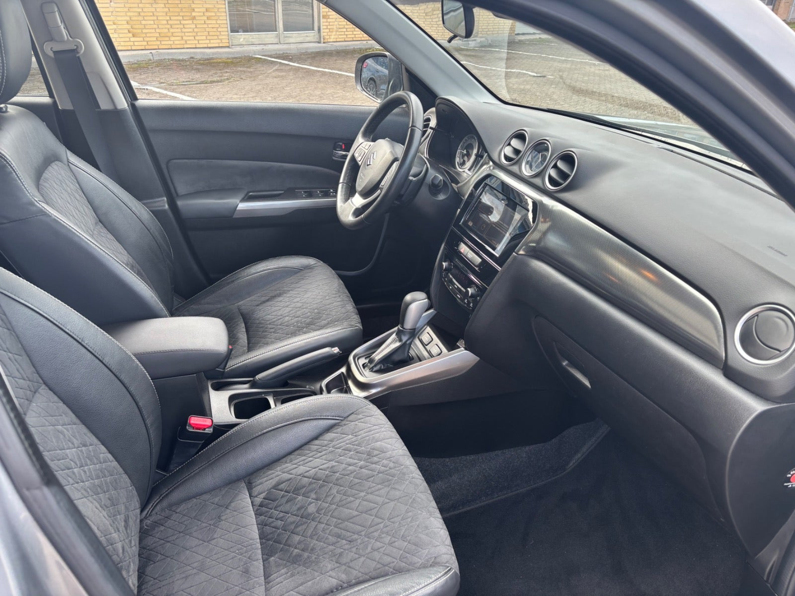 Grå Suzuki Vitara fra 2018