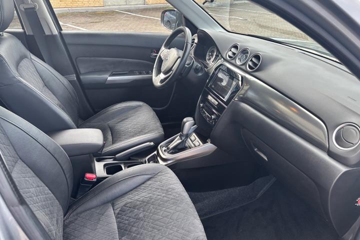 Grå Suzuki Vitara fra 2018
