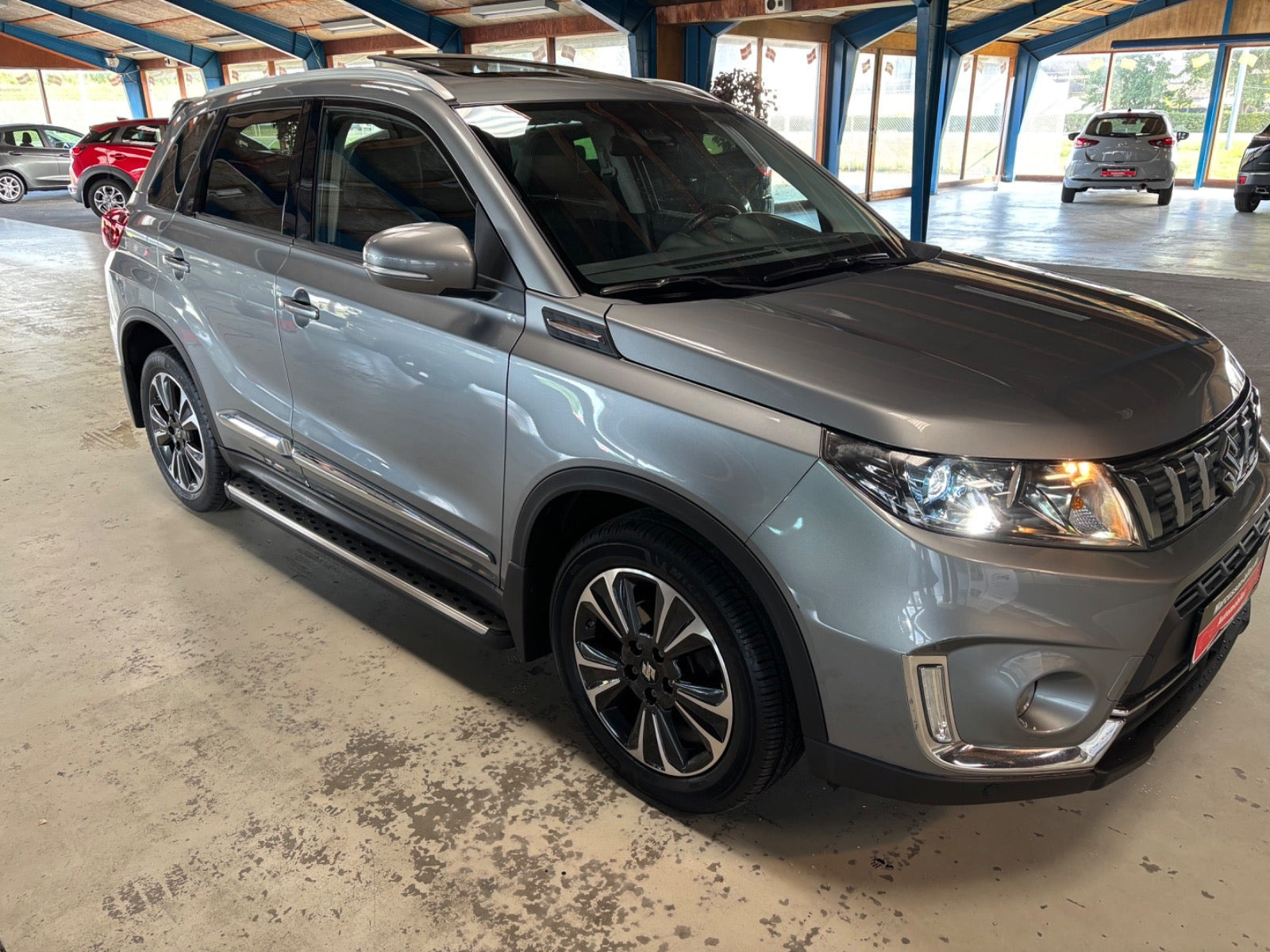 Grå Suzuki Vitara fra 2018