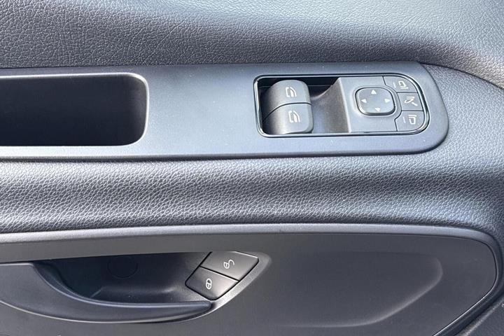 Hvid Mercedes Sprinter 317 fra 2025