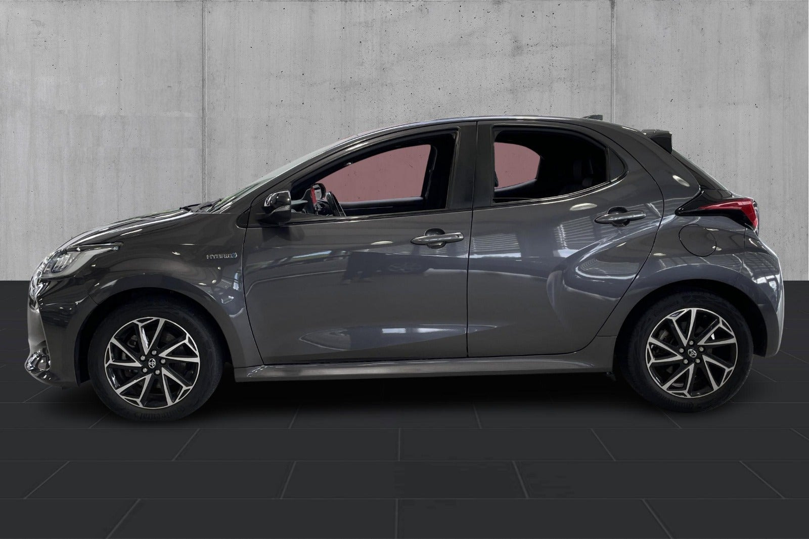 Grå Toyota Yaris fra 2020