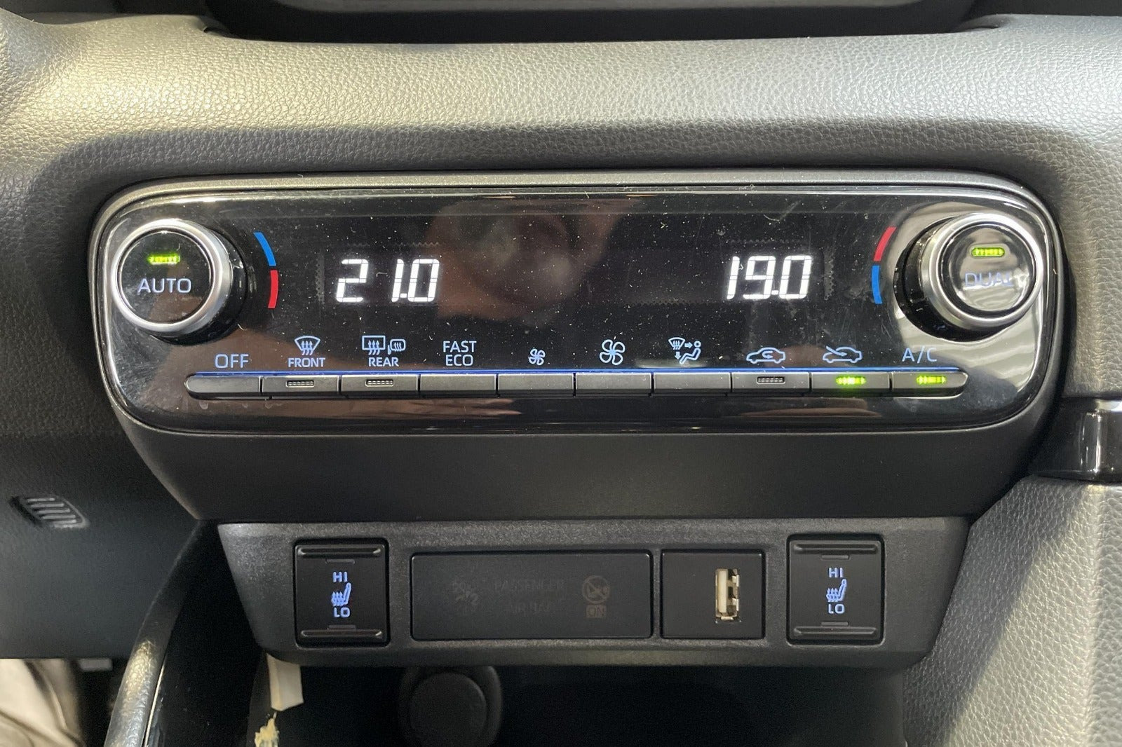 Grå Toyota Yaris fra 2020
