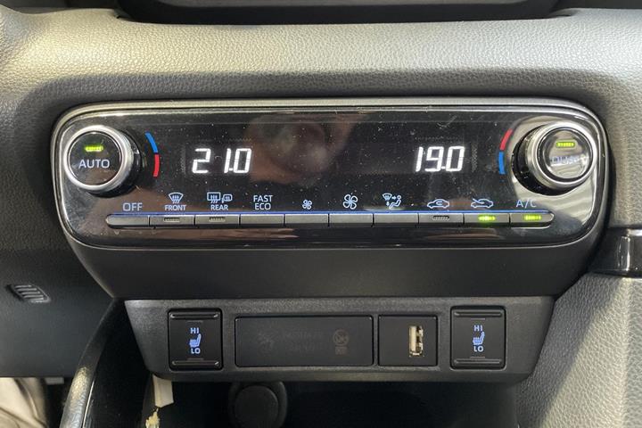 Grå Toyota Yaris fra 2020