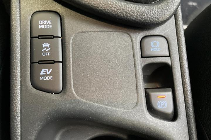 Grå Toyota Yaris fra 2020