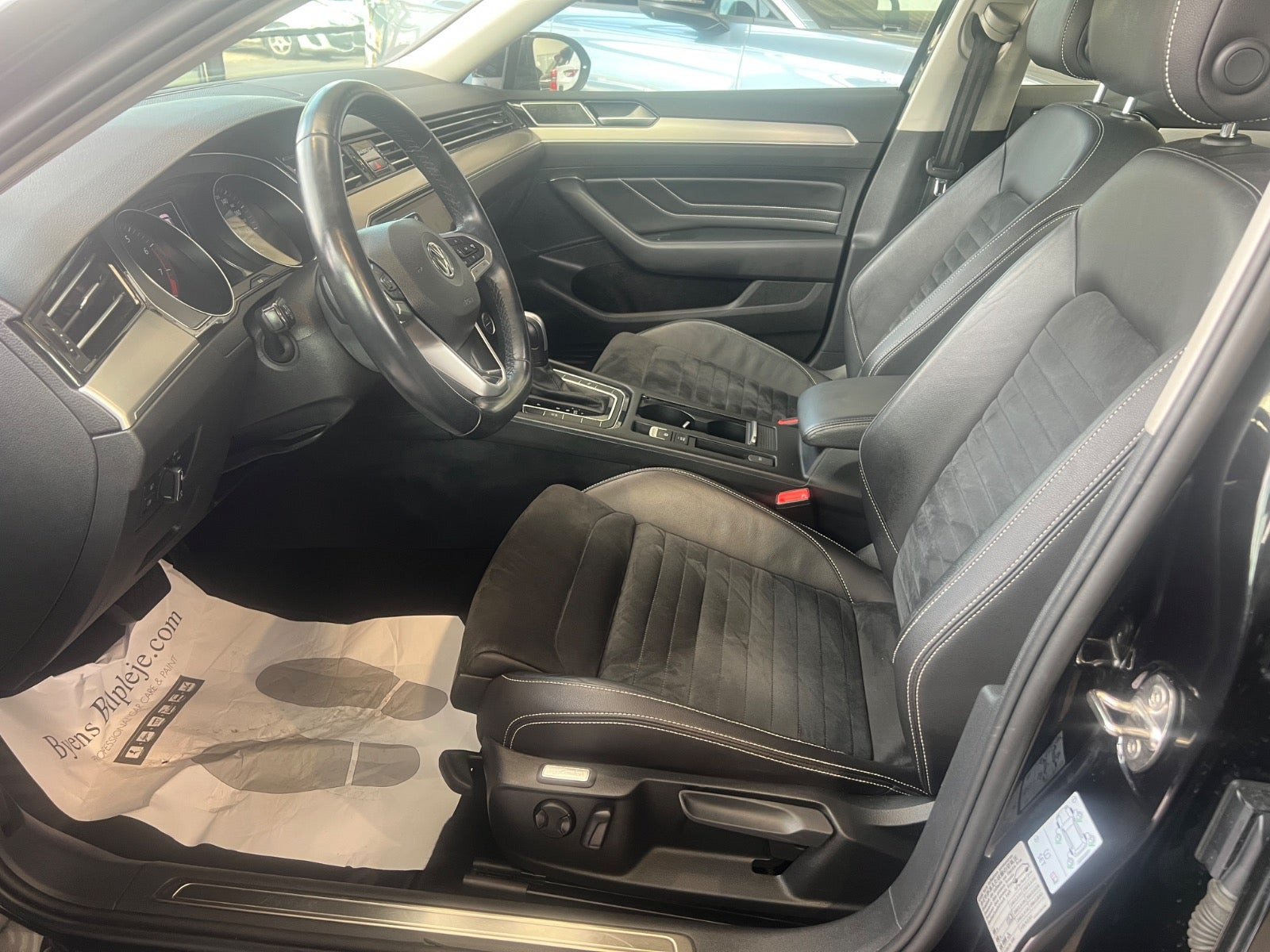 Sort VW Passat fra 2020