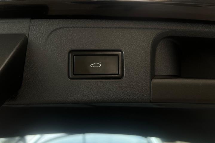 Sort VW Passat fra 2020