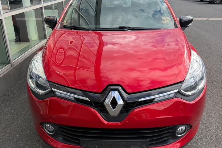 Rød Renault Clio IV fra 2016