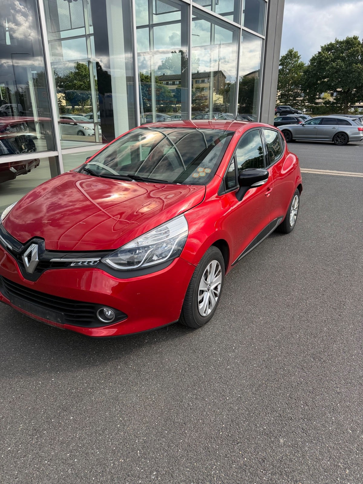 Rød Renault Clio IV fra 2016