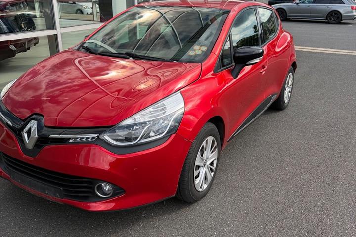 Rød Renault Clio IV fra 2016