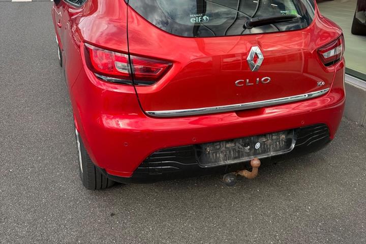 Rød Renault Clio IV fra 2016