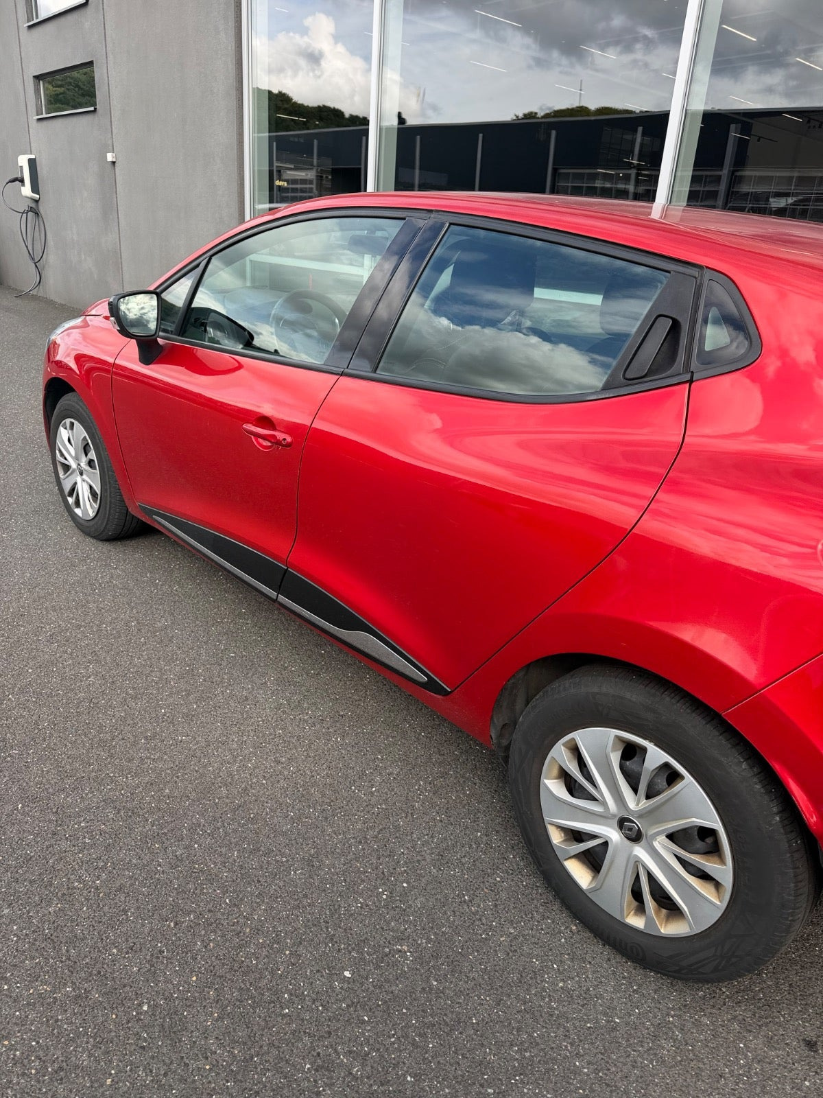 Rød Renault Clio IV fra 2016