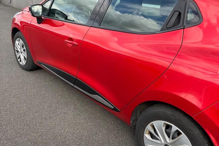 Rød Renault Clio IV fra 2016