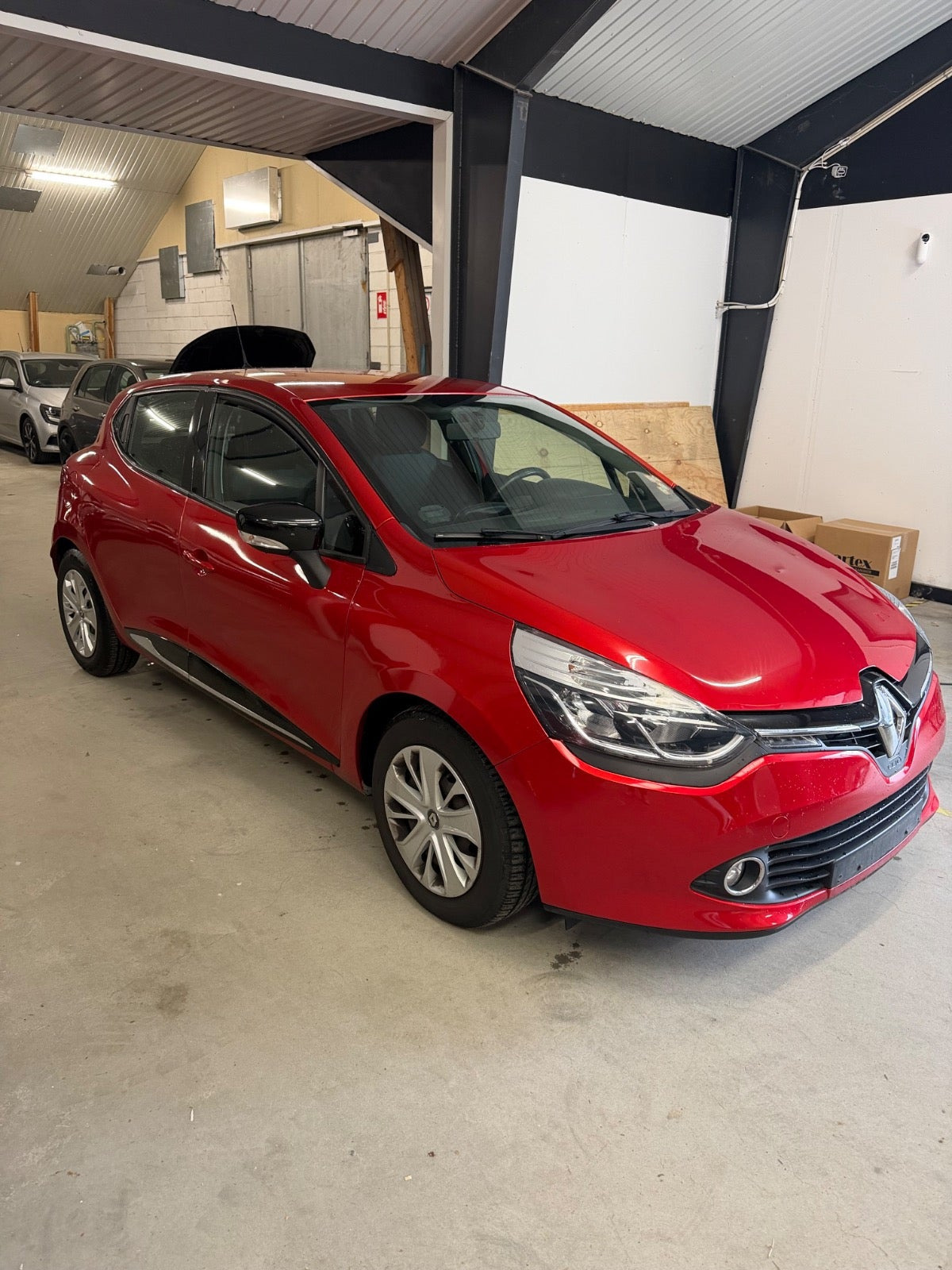 Rød Renault Clio IV fra 2016