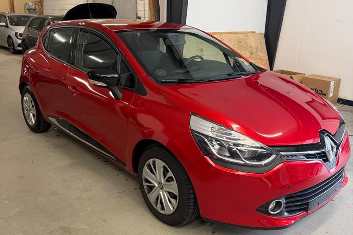 Rød Renault Clio IV fra 2016
