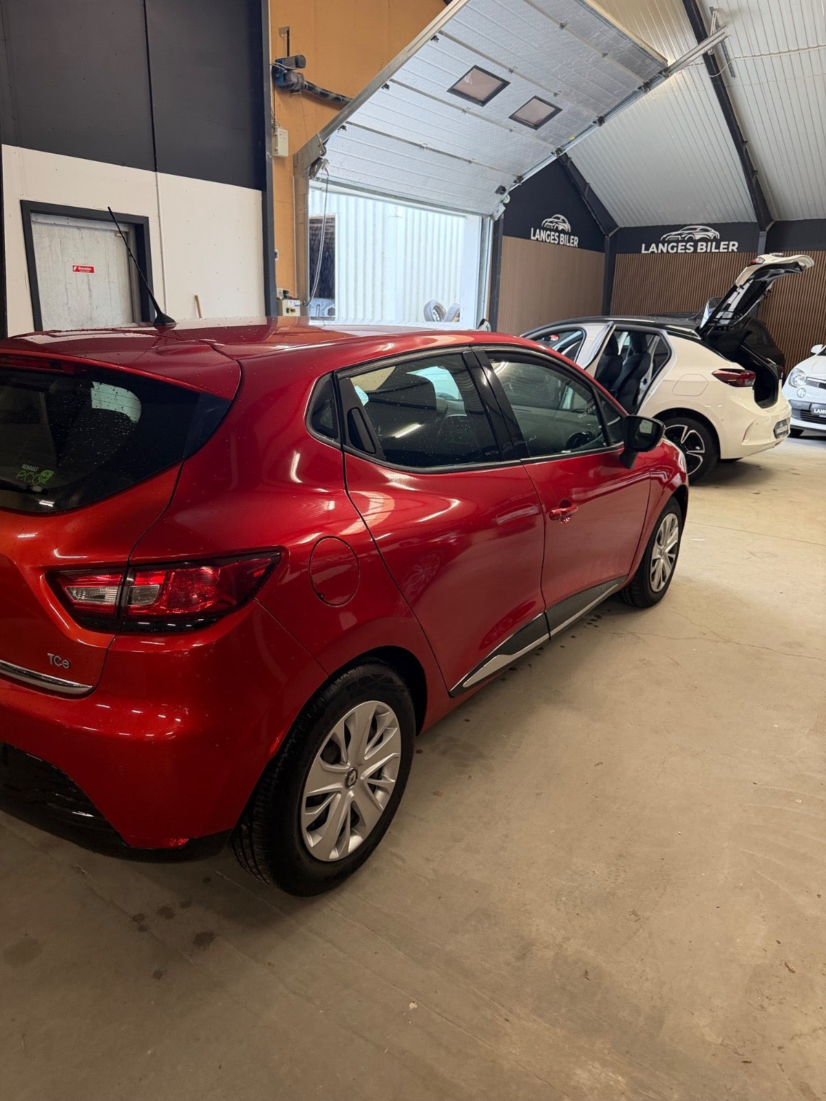 Rød Renault Clio IV fra 2016